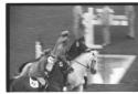 Tre fantini a cavallo lungo il percorso della gara ...