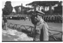 D'Inzeo in Piazza di Siena saluta, rivolgendosi ve ...