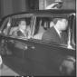 Aldo Moro seduto sui sedili posteriori di una auto ...