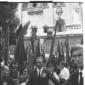 La folla con le bandiere del PCI, in piazza Venezi ...