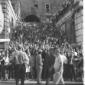 La folla, sulla gradinata di San Pietro in Vincoli ...