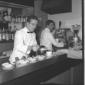 Due barman servono dei caff al bancone del bar di ...