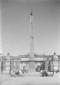 La fontana-obelisco vista centralmente s ...