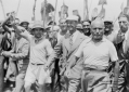 Il Duce a Foce Verde fra gli operai che scavano il ...