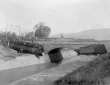 Locomotiva delle ferrovie dello Stato caduta nel c ...