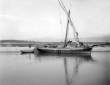 Il 1 veliero ancorato alla banchina del porto di  ...