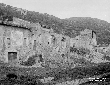 Vecchi fabbricati in rovina sotto Sermoneta a lato ...