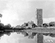 Torre e ruderi del castello di Ninfa visti dal Lag ...