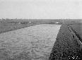 Sostegno attraverso il canale Acque Medie a valle  ...