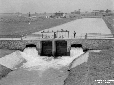 Sostegno attraverso il canale Acque Medie a valle  ...