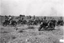 Soldati italiani salgono sulle motocicle ...