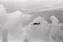 Un S-79 in volo fra le nuvole, campo lun ...