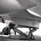 Avieri caricano le bombe nella carlinga di un S-79