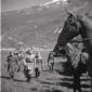 Mussolini passa in rassegna dei soldati a cavallo