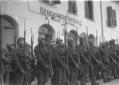 Soldati italiani schierati di fronte al  ...