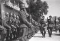 Mussolini passa in rassegna le truppe