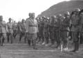 Mussolini passa in rassegna le truppe accompagnato ...