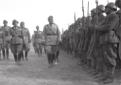 Mussolini passa in rassegna le truppe