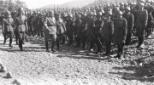 Mussolini passa in rassegna le truppe