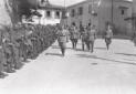 Mussolini passa in rassegna le truppe accompagnato ...