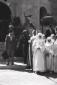 Suore e soldati all'ingresso del  mausoleo, campo  ...