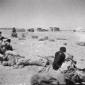 Soldati a terra nel deserto, campo medio