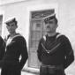 Due marinai greci schierati di fronte a  ...