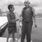 Un anziano pescatore e un bimbo mostrano ...