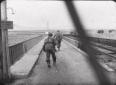Paracadutisti avanzano correndo sul pont ...