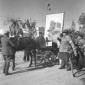 Il ritratto di Mussolini e Hitler su una carrozza