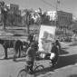 Un grande ritratto di Hitler e Mussolini viene car ...