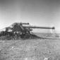 Un cannone mimetizzato nel deserto