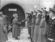 Vittorio Emanuele III saluta un gruppo d ...