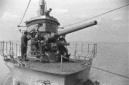 Marinai puntano il cannone di bordo di un sommergi ...