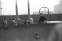 Marinai e ufficiali sulla torretta di un sommergib ...