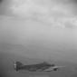Un bombardiere S-79 sorvola dei campi, n ...
