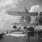 Un idrovolante Ro-43 sul ponte di una nave da guer ...
