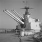 L'albero e i cannoni puntati di una nave da guerra ...