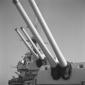 Il ponte di una nave da guerra italiana: cannoni e ...