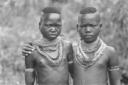 Due giovanissimi membri della trib suda ...