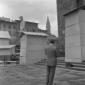Un uomo guarda la Fontana del Nettuno in piazza de ...