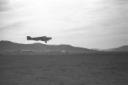 Un bombardiere S-79 sorvola un campo di  ...