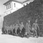 Prigionieri greci camminano lungo le mura esterne  ...
