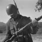 Un soldato italiano esamina un fucile