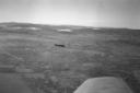 Un bombardiere SM-79 sorvola una pianura ricca di  ...