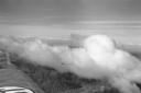 Un bombardiere SM-79 sorvola delle cime rocciose s ...