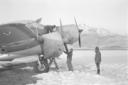 In un campo d'aviazione coperto di neve, tre avier ...