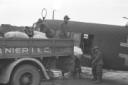 Sbarco da un Junkers 52 di casse e vetto ...